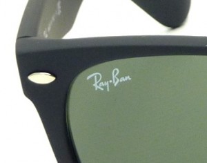 Logo Ray-Ban authentique dans le coin supérieur du verre